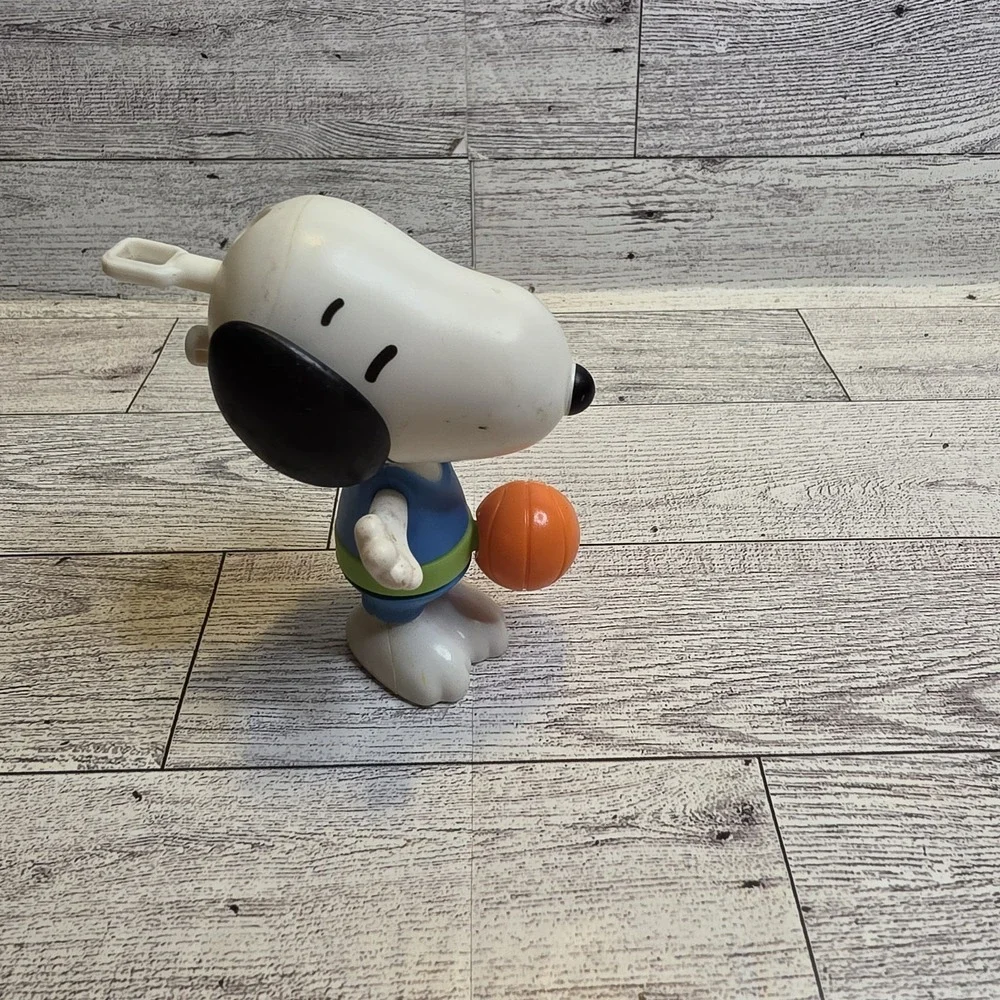 Peanuts - Snoopy McDonalds Happy Meal Toy Basketball player
